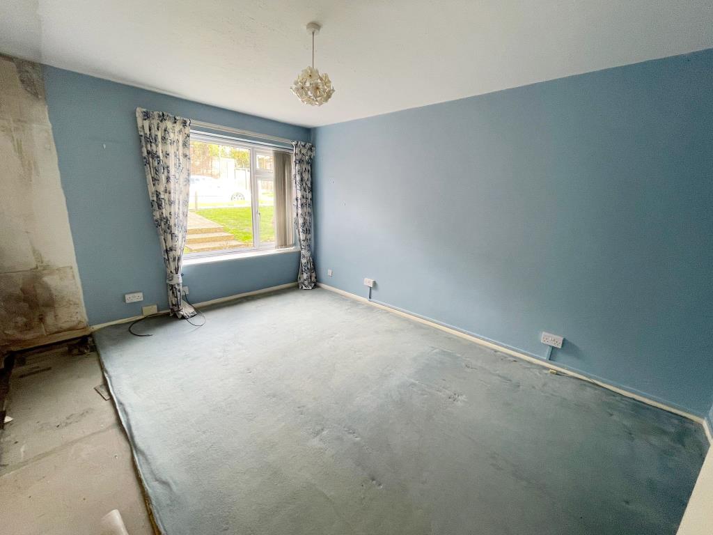 Lot: 21 - MODERN TWO-BEDROOM FLAT FOR REFURBISHMENT - 